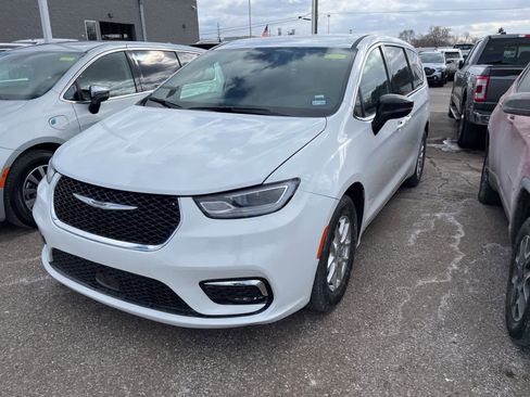 Used 2025 Chrysler Pacifica Select image 2