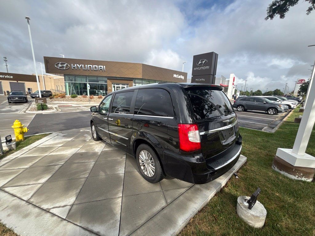 Used 2016 Chrysler Town & Country Limited FWD image 6