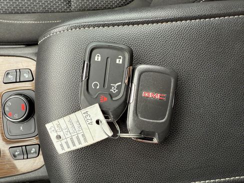 Used 2023 GMC Acadia SLE w/ Driver Convenience Package image 39