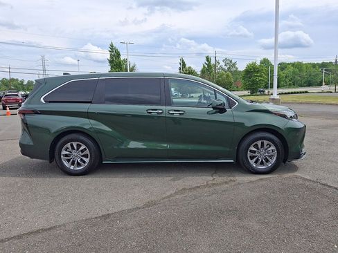 Certified 2025 Toyota Sienna XLE FWD image 27
