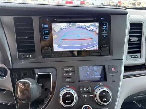 Used 2015 Toyota Sienna XLE Premium FWD image 42