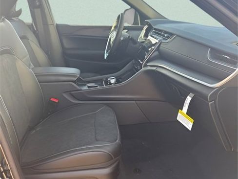 New 2025 Jeep Grand Cherokee L Altitude image 24