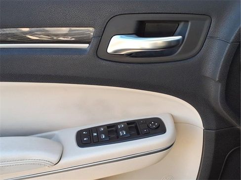 Used 2019 Chrysler 300 Touring w/ Driver Convenience Group image 18