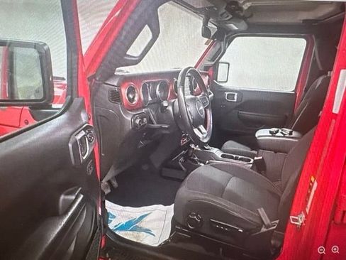 Used 2023 Jeep Wrangler Unlimited Rubicon w/ Cold Weather Group AWD/4WD image 6