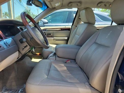 Used 2011 Lincoln Town Car Signature Limited RWD image 20