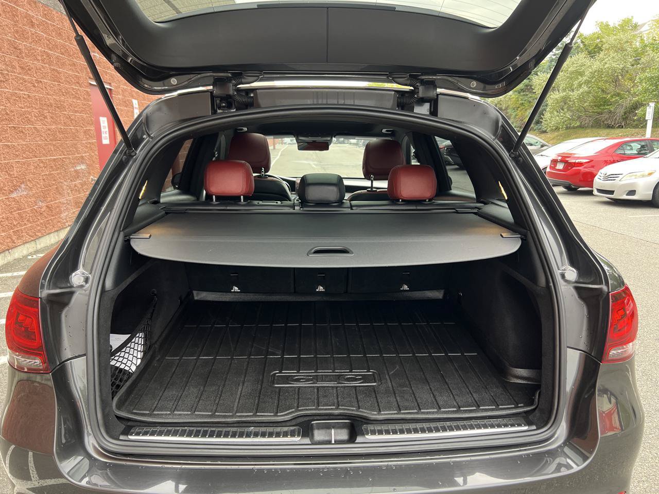 Used 2020 Mercedes-Benz GLC 300 4MATIC w/ AMG Line image 9