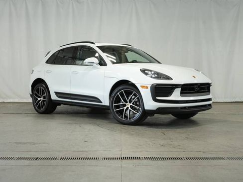 Certified 2025 Porsche Macan AWD/4WD image 10
