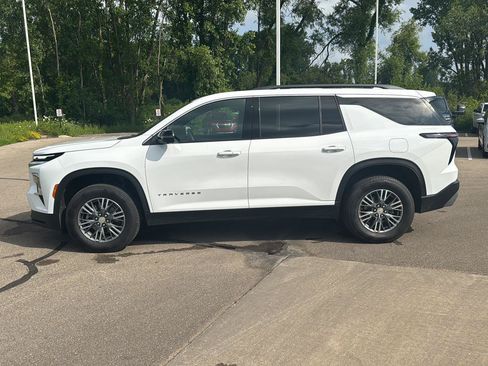 Used 2025 Chevrolet Traverse LT w/ Driver Confidence Package AWD/4WD image 2