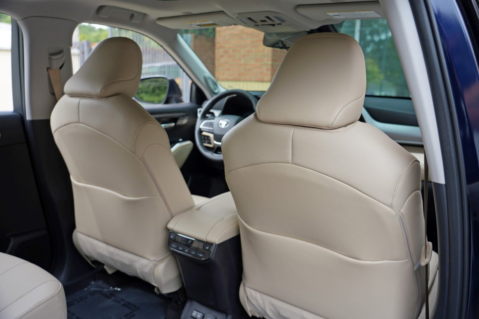 Used 2024 Toyota Highlander Platinum FWD image 39