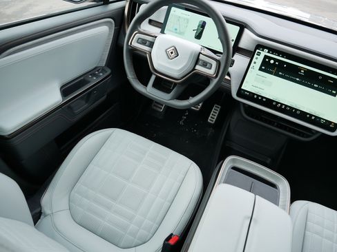 Used 2026 Rivian R1S Premium image 9