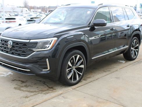 Certified 2025 Volkswagen Atlas SEL Premium R-Line image 3