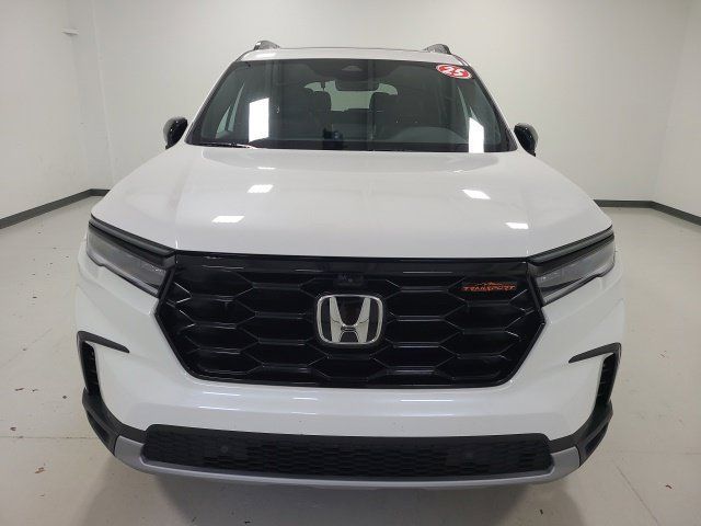 Used 2025 Honda Pilot TrailSport image 2