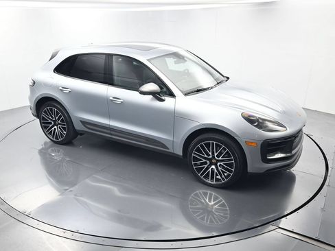 Certified 2025 Porsche Macan AWD/4WD image 43