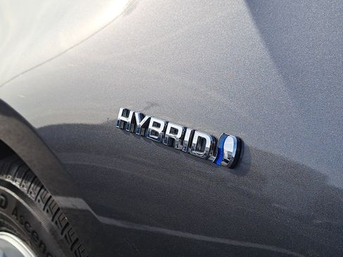 Used 2017 Toyota Prius Two image 9