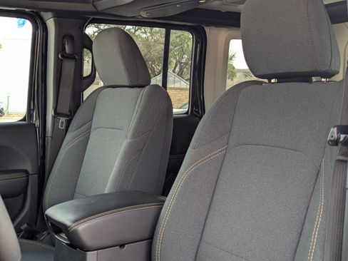 Used 2025 Jeep Wrangler Sahara image 14