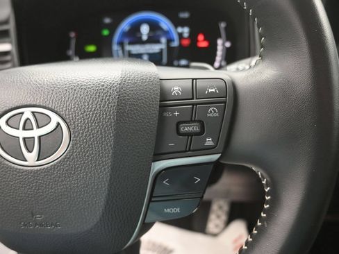Used 2025 Toyota Camry SE FWD image 7
