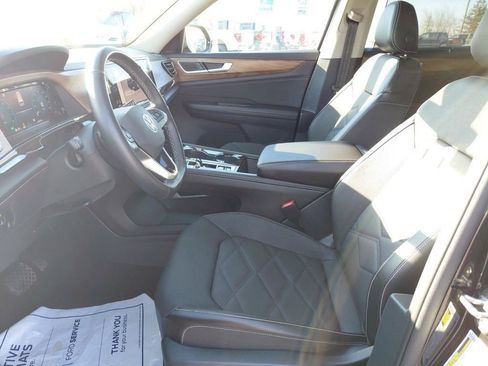 Used 2025 Volkswagen Atlas SE image 31