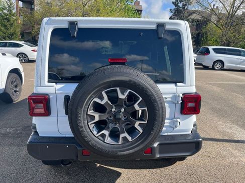 Used 2024 Jeep Wrangler Unlimited Sahara w/ Technology Group AWD/4WD image 3