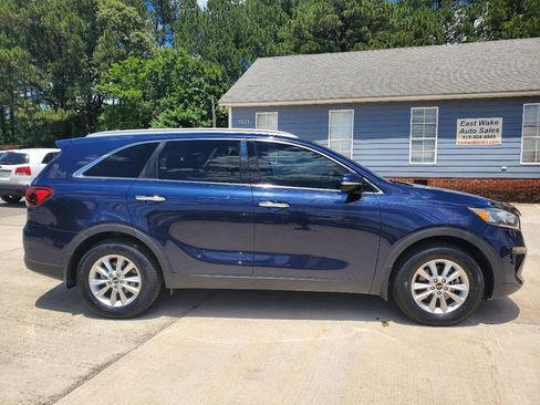 Used 2019 Kia Sorento FWD w/ LX Convenience Package image 4