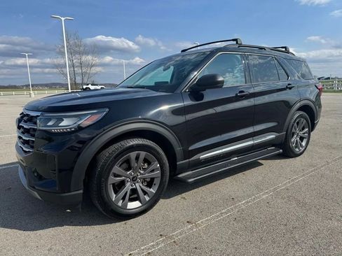 Used 2025 Ford Explorer Active w/ Active Comfort Package image 3
