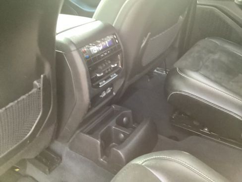 Used 2023 Jeep Grand Cherokee L Laredo image 11