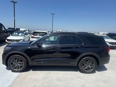 Used 2025 Ford Explorer ST-Line w/ ST-Line Street Pack AWD/4WD image 2