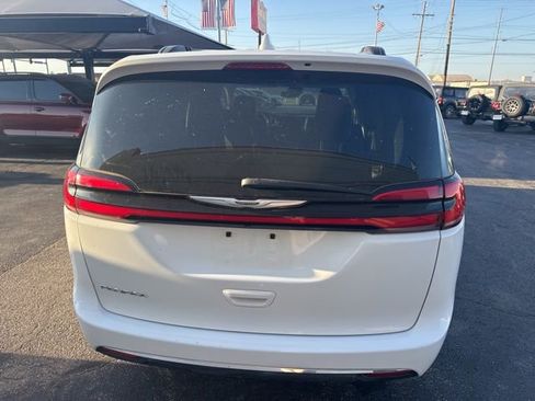 Used 2022 Chrysler Pacifica Touring-L image 5