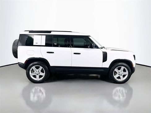Used 2023 Land Rover Defender 110 SE image 4