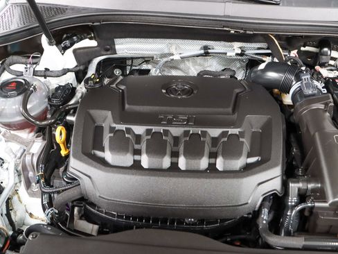 Used 2024 Volkswagen Tiguan SE image 30