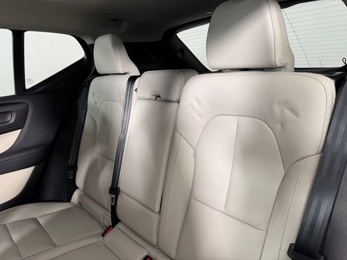 Certified 2025 Volvo XC40 B5 Plus AWD/4WD image 14