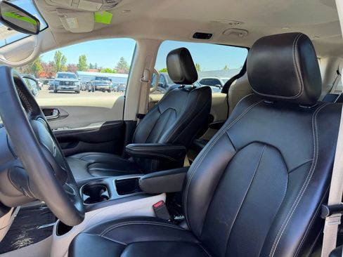 Used 2023 Chrysler Pacifica Touring-L FWD image 16