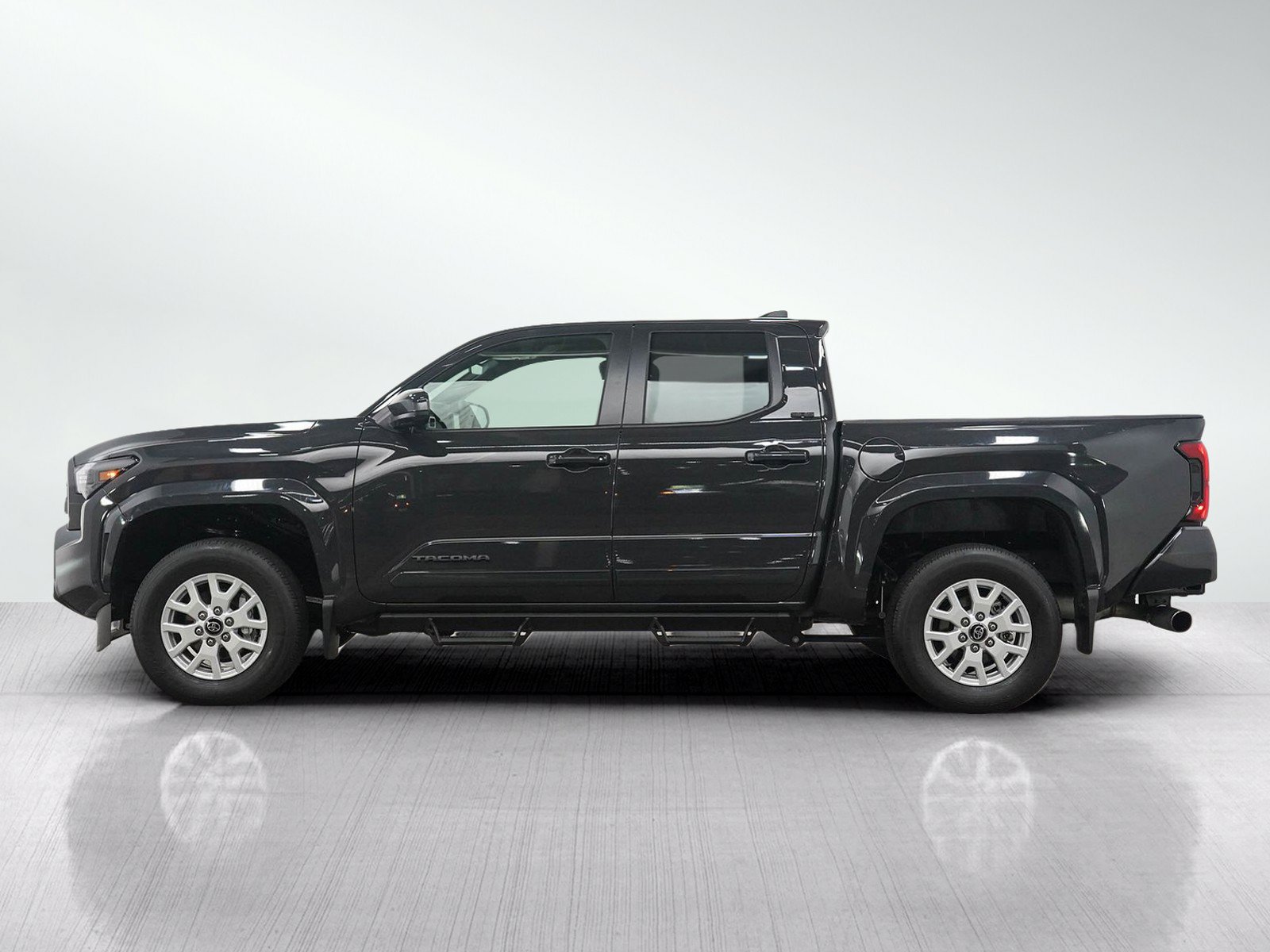 Used 2025 Toyota Tacoma SR5 AWD/4WD image 2