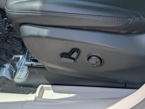 Used 2024 Chrysler Pacifica Touring-L FWD image 23