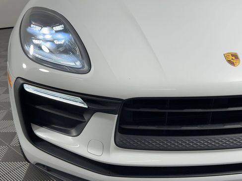 Certified 2022 Porsche Macan image 11