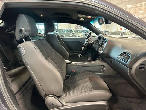 Used 2017 Dodge Challenger R/T image 33