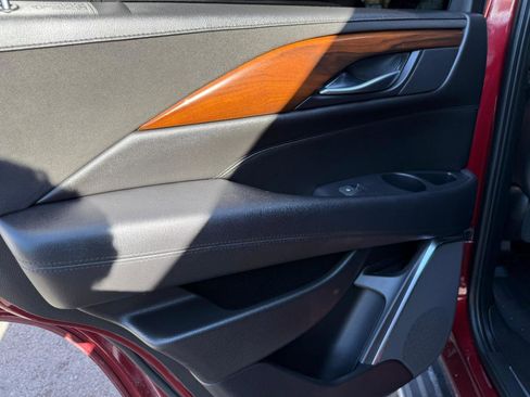 Used 2017 Cadillac Escalade Luxury image 40