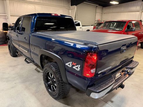 Used 2006 Chevrolet Silverado 2500 LT w/ Heavy-Duty Power Package AWD/4WD image 2