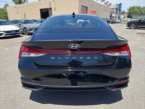 Used 2023 Hyundai Elantra SEL w/ Convenience Package FWD image 17