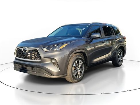Used 2024 Toyota Highlander XLE image 4