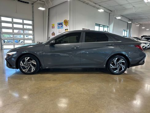 Used 2024 Hyundai Elantra SEL w/ Convenience Package FWD image 4