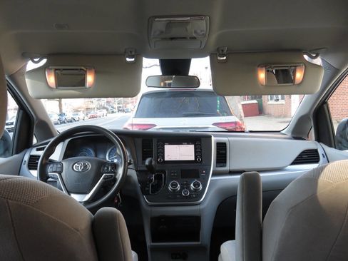 Used 2020 Toyota Sienna L image 13