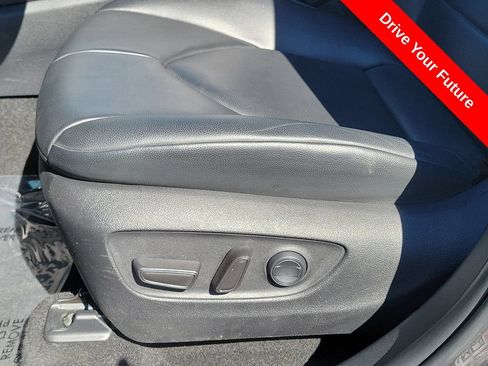 Used 2024 Toyota Highlander XLE FWD image 16