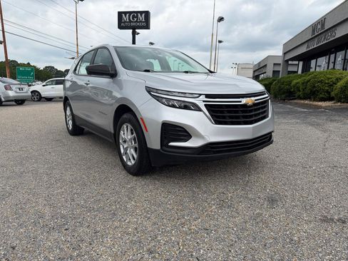 Used 2022 Chevrolet Equinox LS w/ Driver Confidence II Package FWD image 2