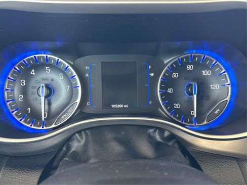 Used 2020 Chrysler Pacifica Touring-L FWD image 17