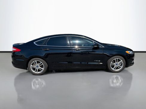 Used 2016 Ford Fusion Titanium image 2