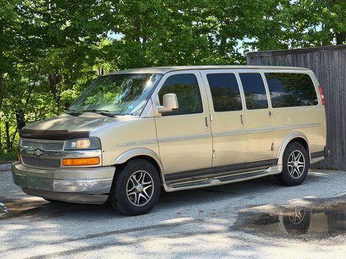 Used 2010 Chevrolet Express 1500 w/ Preferred Equipment Group RWD image 3