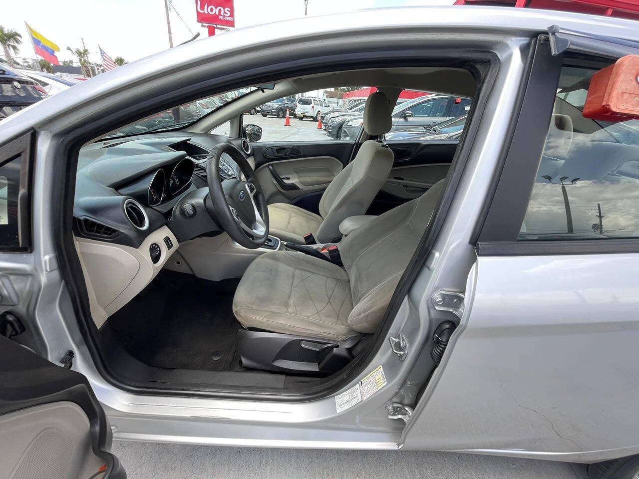 Used 2019 Ford Fiesta SE FWD image 2