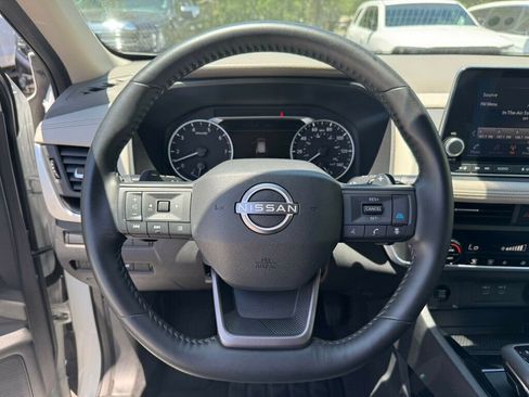 Used 2025 Nissan Rogue SV AWD/4WD image 5