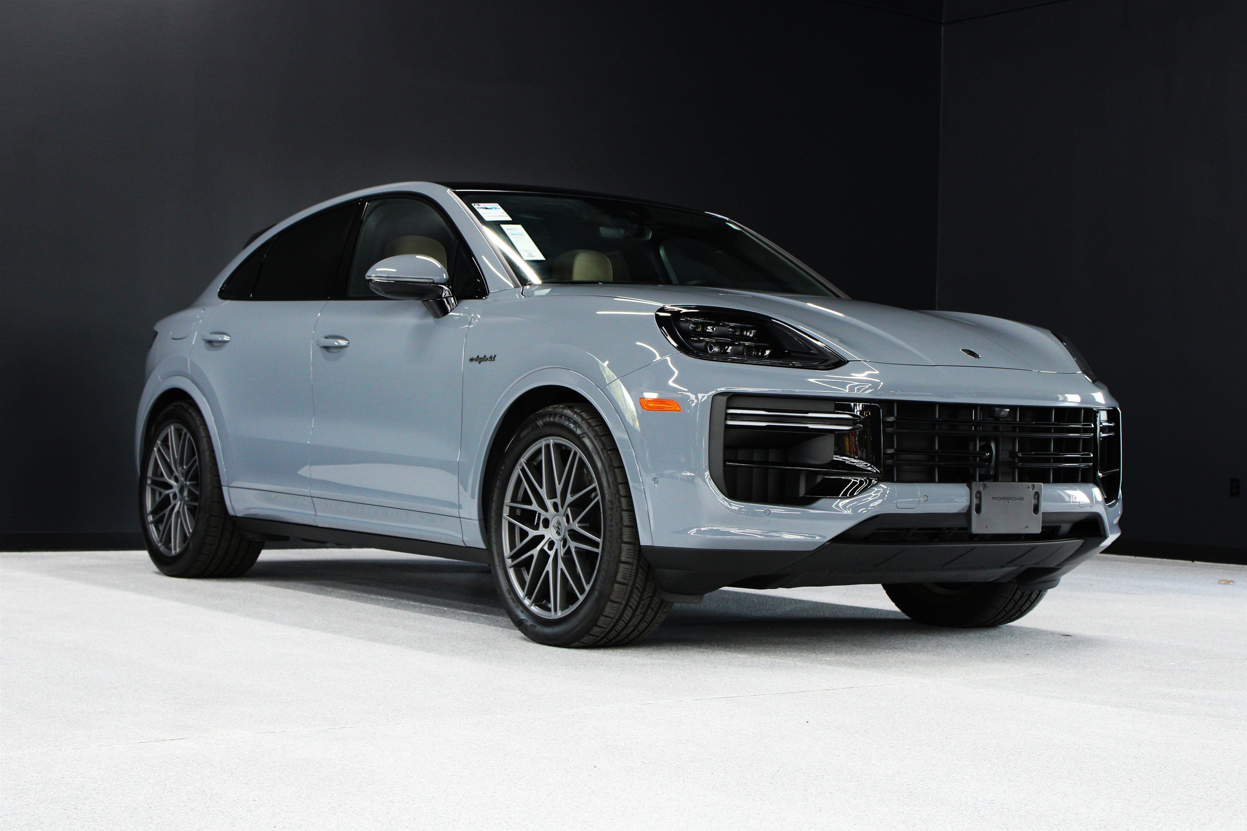 Used 2025 Porsche Cayenne Turbo AWD/4WD image 1