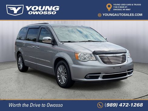 Used 2016 Chrysler Town & Country Touring-L FWD image 2